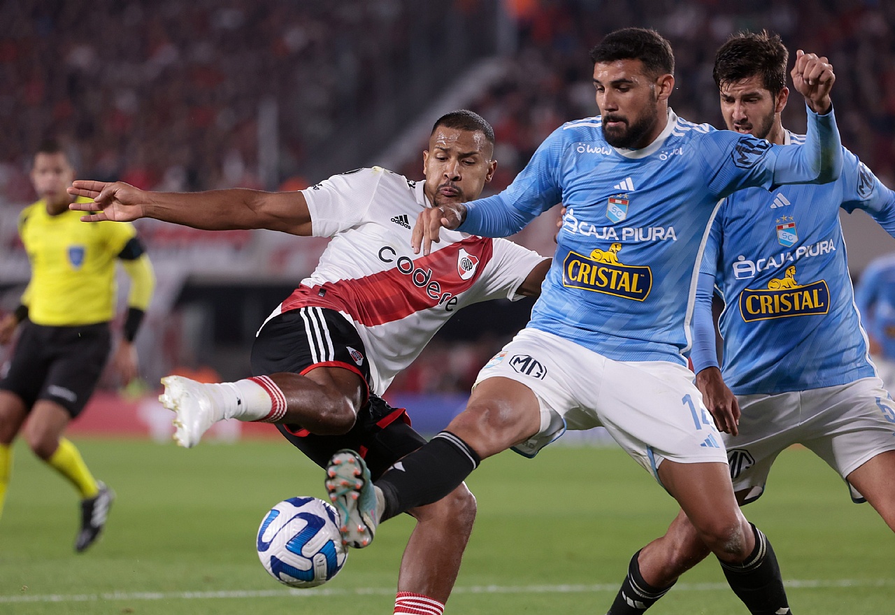 Con Un Jugador Menos River Venció A Sporting Cristal Y Logró Su Primer